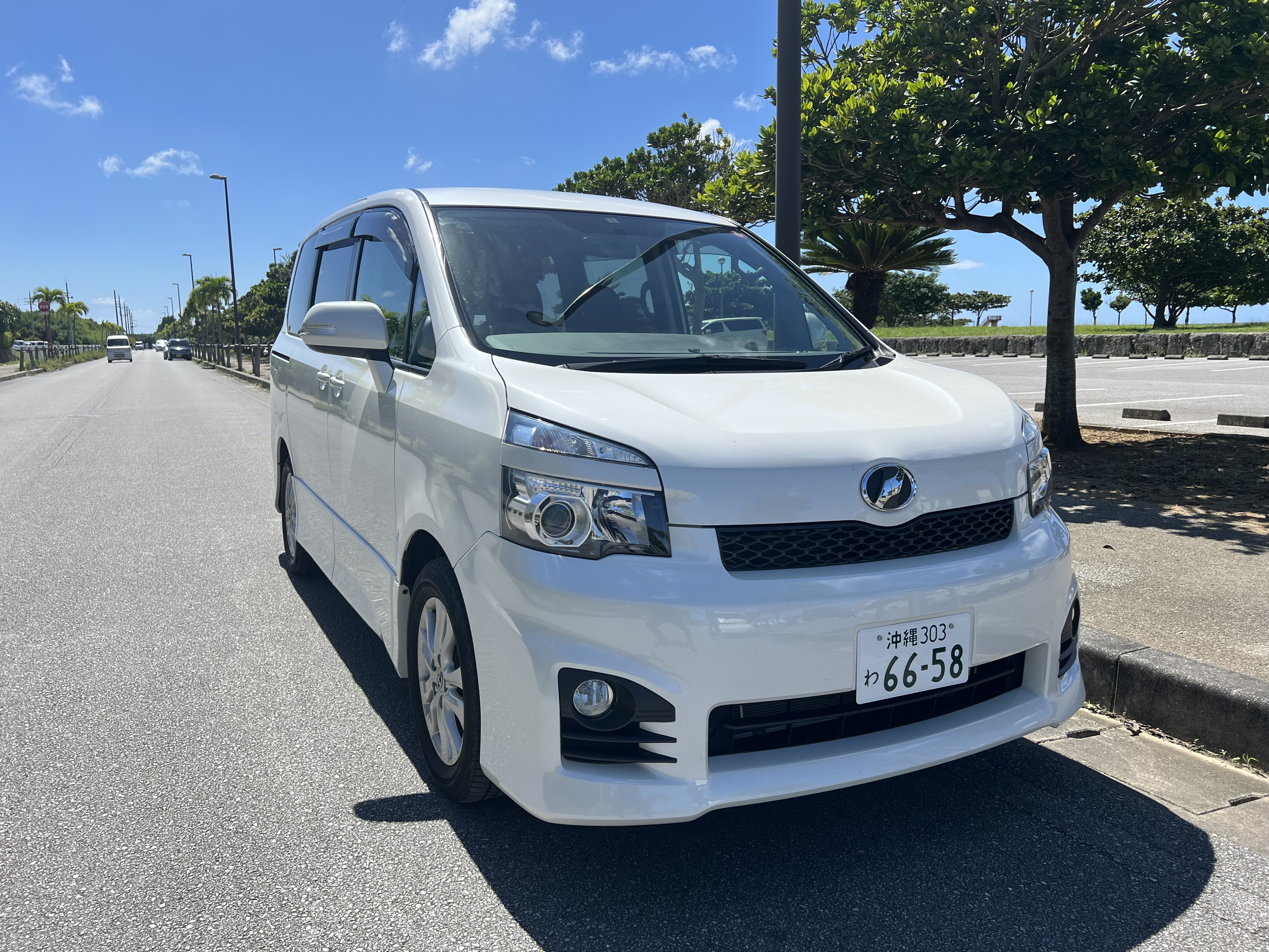"寬敞七人座VOXY、八人座NOAH廂型車 提供那霸機場至營業所之間的「專屬個別接送」免費服務"