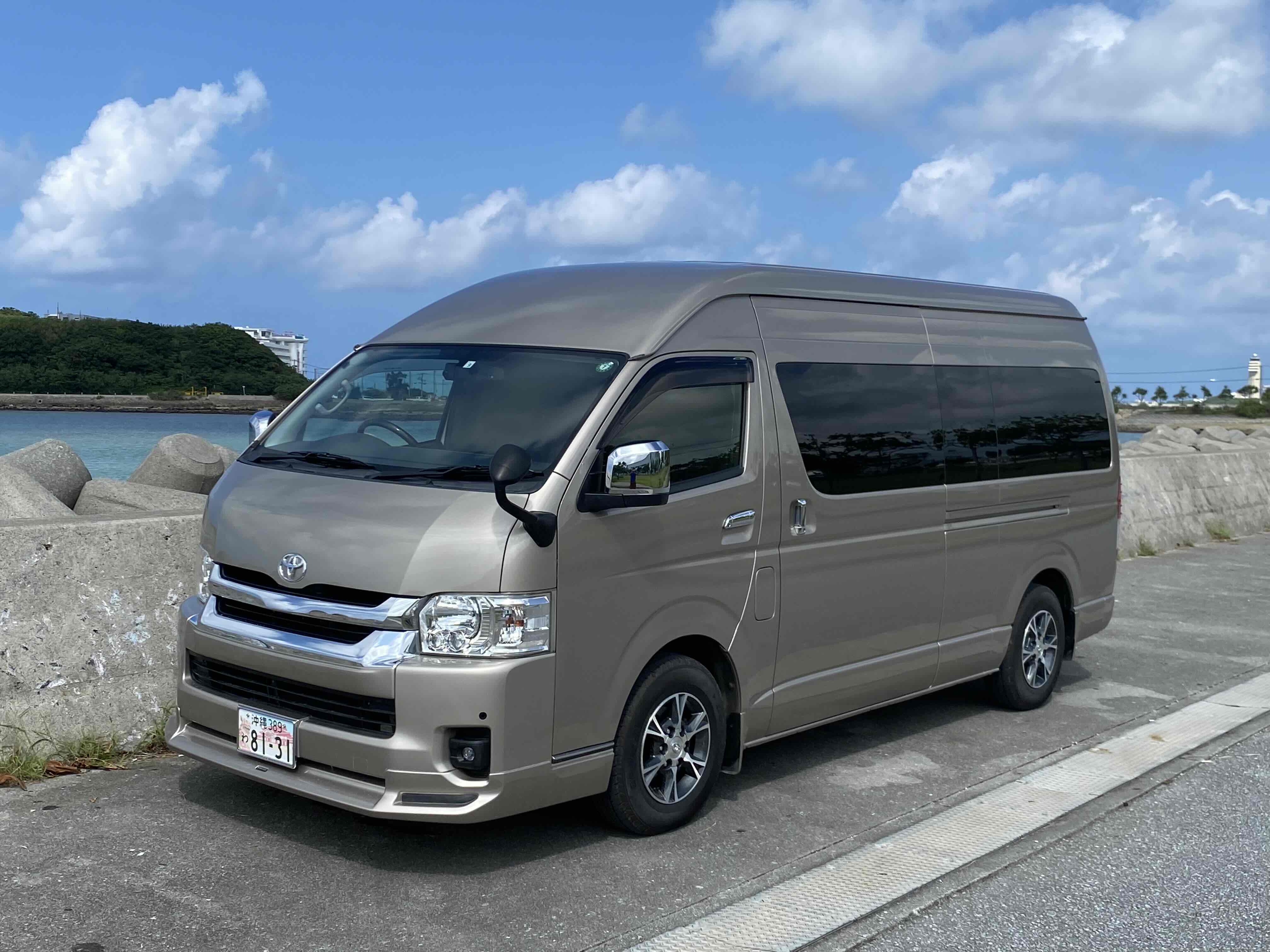 TOYOTA HIACE Grand Cabin寬體版｜皮革座椅・10人座｜第2晚起續租費用享5折，連租更划算！